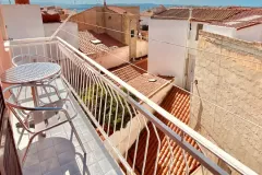 balcone con tavolino